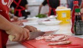 Grupo de Diadema do projeto Comida da Cidade esteve em Mogi, na cozinha da Escola de Empreendedorismo e Inovação, para uma aula sobre preparo de hambúrguer (Divulgação/ PMMC)