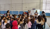 No Botujuru, a EM. Prof.ª Ana Maria Barbosa Garcia levou as cinco turmas do 1º ano do Ensino Fundamental ao Cempre Prof. José Limongi Sobrinho para que eles conhecessem sua nova escola em 2023. (D . . .