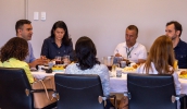 Prefeito Caio Cunha e vice-prefeita Priscila Yamagami receberam jornalistas para apresentar o balanço das ações desenvolvidas pela gestão municipal em 2022 (Divulgação/PMMC)