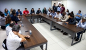 A assinatura da sanção da atualização da lei reuniu representantes de diferentes segmentos do comércio da cidade, além de representantes do Executivo e do Legislativo. (Pedro Chavedar/PMMC)