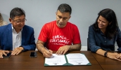 O prefeito Caio Cunha sancionou a lei, que irá gerar mais renda e empregos na cidade. Participaram a vice-prefeita Priscila Yamagami Kähler e o secretário de Desenvolvimento Econômico e Inovação, . . .