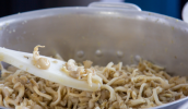 Mogi das Cruzes é destaque nacional na produção de cogumelo Shimeji, rica fonte de proteína vegetal que pela primeira vez foi oferecida na rede municipal. (Divulgação)