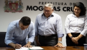 Prefeito Caio Cunha assina o termo de cooperação, ao lado de José Rafael Neto e de Priscila Yamagami Kähler (Divulgação/PMMC)