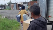 Moradores que tiveram as casas alagadas estão recebendo a doação de itens de primeira necessidade, como colchões, cobertores, kits de limpeza e cestas básicas (Divulgação)