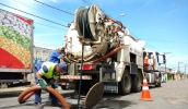 Nas ações de reparo, são utilizados caminhões combinados que fazem a sucção dos detritos acumulados na rede e o jateamento com água sob pressão (Foto: Julio Nogueira/Semae)