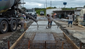 Fundação da concretagem para instalação da balança rodoviária está sendo concluída no pátio da Secretaria de Infraestrutura Urbanos (Warley Kenji/PMMC)