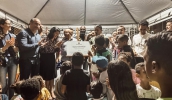 Caio Cunha, Priscila Yamagami Kähler, autoridades e vereadores inauguraram o Espaço de Brincar em Jundiapeba (Divulgação/PMMC)