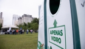Contêineres para coleta de vidro para reciclagem estão em diversos pontos da cidade (Foto: Warley Kenji/PMMC)
