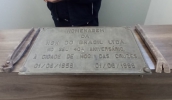 A placa, que marca a homenagem de uma empresa à cidade de Mogi das Cruzes, foi recuperada e apresentada para o registro da ocorrência na Polícia Civil (Divulgação)