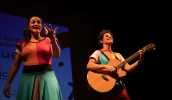 O envolvimento dos participantes emocionou os artistas, acostumados com plateias infantis. (Warley Kenji/PMMC)