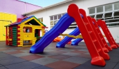A unidade escolar tem capacidade para atender 195 crianças em período integral, com a possibilidade de ampliar o atendimento com turmas de período parcial. (Divulgação/PMMC)