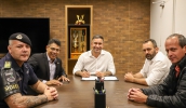 Assinatura do projeto de lei foi feita durante reunião com o vereador Maurino José da Silva e faz parte do trabalho da Prefeitura para o fortalecimento da Guarda Municipal (Divulgação/PMMC)