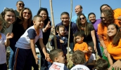 Caio Cunha, Priscila Yamagami Kähler e secretários municipais interagiram com as crianças durante a inauguração do equipamento (Divulgação/PMMC)