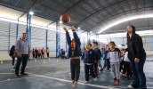 Os novos materiais possibilitam que as crianças vivenciem uma ampla gama de atividades esportivas nas escolas com os mesmos equipamentos utilizados em competições interescolares. (Divulgação/PMMC . . .