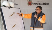 Secretário de Infraestrutura Urbana, Alessandro Silveira, explica projeto da obra para contenção de encosta no Jardim Piatã (Divulgação/PMMC)
