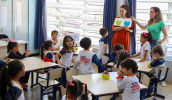 Pelo projeto, as professoras atuam em parceria com as titulares das turmas, desenvolvendo o conteúdo em inglês. (Divulgação/PMMC)