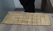 Guarda Municipal encontrou uma placa de bronze que foi furtada do Cemitério São Salvador; material foi apresentado na Central de Flagrantes (Divulgação/PMMC)