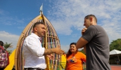 Prefeito Caio Cunha conversa com os secretários Claudio Faria (Urbanismo) e Patrícia Helen (Educação), durante a visita ao Mundo as Crianças, em Jundiaí (Divulgação/PMMC)