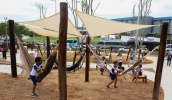 Crianças brincam em estruturas construídas como materiais naturais no Mundo das Crianças, localizado em Jundiaí (Divulgação/PMMC)