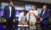 Prefeito Caio Cunha assina a adesão de Mogi das Cruzes à Rede de Cidades das Crianças ao lado do prefeito de Jundiaí, Luiz Fernando Machado (à esquerda) (Divulgação/PMMC)