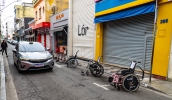 Cadeiras de rodas foram colocadas na rua Coronel Souza Franco, para chamar a atenção para o respeito às vagas para pessoas com deficiência (Divulgação/PMMC)