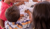 Crianças também desenharam a coloriram durante o evento de inauguração do espaço, localizado no Conjunto Jefferson da Silva (Warley Kenji/PMMC)