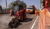 Rua Álvaro Pavan recebe serviços com aplicação de camada “binder” e da nova massa asfáltica (Warley Kenji/PMMC)