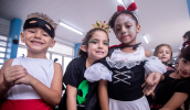 As crianças se fantasiaram e entraram no clima da festa com o início das atividades do novo espaço. (Warley Kenji/PMMC)