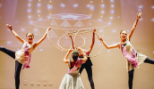 Ao todo, foram 18 atrações com coreografias originais ligadas ao circo, como a mágica, malabarismo, equilibristas, brincadeiras e animais. (Divulgação/PMMC)