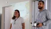 Um dos sorteiros foi feito pela chefe da Divisão de Extensão Rural e Defesa Agropecuária da Secretaria de Agricultura, Marta Bezerra e o diretor do Departamento de Alimentação Escolar, Caio Lage. . . .