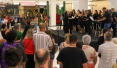 Coral de servidores se apresentou na noite desta quinta-feira do Patteo Urupema Shopping e também comandará o encerramento da campanha Natal de Sorrisos (Divulgação/ PMMC)