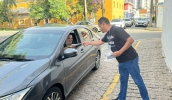 Operação Volta às Aulas inclui a distribuição de material informativo sobre comportamento seguro no trânsito para pais e responsáveis por alunos de escolas da cidade (Divulgação)