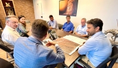 A assinatura da autorização para as obras foi feita durante uma reunião entre o prefeito Caio Cunha e representantes da empresa Embu, responsável pelas intervenções (Divulgação/PMMC)