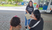 Equipe da Secretaria Municipal de Mobilidade Urbana fez a entrega de material informativo com atividade para pais, responsáveis e pessoas que têm crianças em casa (Divulgação)