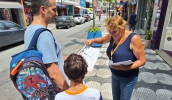 Equipe da Secretaria Municipal de Mobilidade Urbana fez a entrega de material informativo com atividade para pais, responsáveis e pessoas que têm crianças em casa (Divulgação)