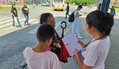 Equipe da Secretaria Municipal de Mobilidade Urbana fez a entrega de material informativo com atividade para pais, responsáveis e pessoas que têm crianças em casa (Divulgação)