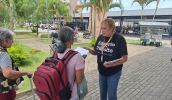 Equipe da Secretaria Municipal de Mobilidade Urbana fez a entrega de material informativo com atividade para pais, responsáveis e pessoas que têm crianças em casa (Divulgação)