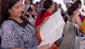 Moradores de quatro quadras de Jundiapeba receberam no último sábado, após uma espera de décadas, os títulos de regularização de seus imóveis (Warley Kenji/ PMMC)
