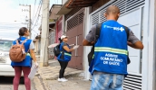Agentes comunitários de saúde percorrem bairros levando informações aos munícipes sobre a prevenção do mosquito (foto: Divulgação/PMMC)