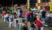 A feira noturna de Brás Cubas iniciou suas atividades em 06 de abril de 2023 e é uma das 27 feiras e varejões da cidade. (Warley Kenji/PMMC)