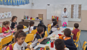 Alunos da EM Dr. Sérgio Benedito Fernandes de Almeida receberam a visita dos dentistas para um exame bucal (Divulgação/PMMC)