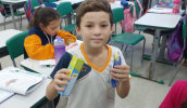 Os dentistas explicam sobre os cuidados com a saúde bucal e entregam um kit com escova e pasta de dentes (Divulgação/PMMC)