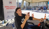 Simulador de Distração mostra os riscos que os motoristas correm ao dirigir usando o celular, com uma representação do trânsito das cidades e estradas (Divulgação/PMMC)