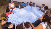 As brincadeiras tradicionais fizeram a alegria dos pequenos no CEIM Profª Leila de Queiroz Beneforti. (Warley Kenji/PMMC)