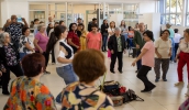 Público conheceu Práticas Integrativas aplicadas na Rede Psicossocial, como a Dança Circular (foto: Warley Kenji/PMMC)