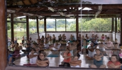 Eco Yoga é pensada e elaborada para mulheres, homens, idosos e crianças para proporcionar mais qualidade de vida e sensibilização sobre meio ambiente (Warley Kenji/PMMC)