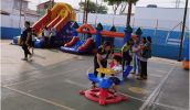A Emesp fez um dia de resgate de brincadeiras simples e tradicionais da infância e a locação de brinquedos infláveis para as crianças. (Divulgação/PMMC)