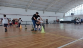 Uma das estações contou com circuito de zigue-zague entre cones com arremesso em arcos com três alturas. (Divulgação/PMMC)