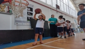 Em uma das estações, alunos arremessaram a bola de basquete na cesta. (Divulgação/PMMC)