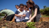 A escola recebeu uma horta mandala, que é uma horta como as demais, só que montada em um formato que facilita o acesso aos canteiros pelas crianças (Divulgação/PMMC)